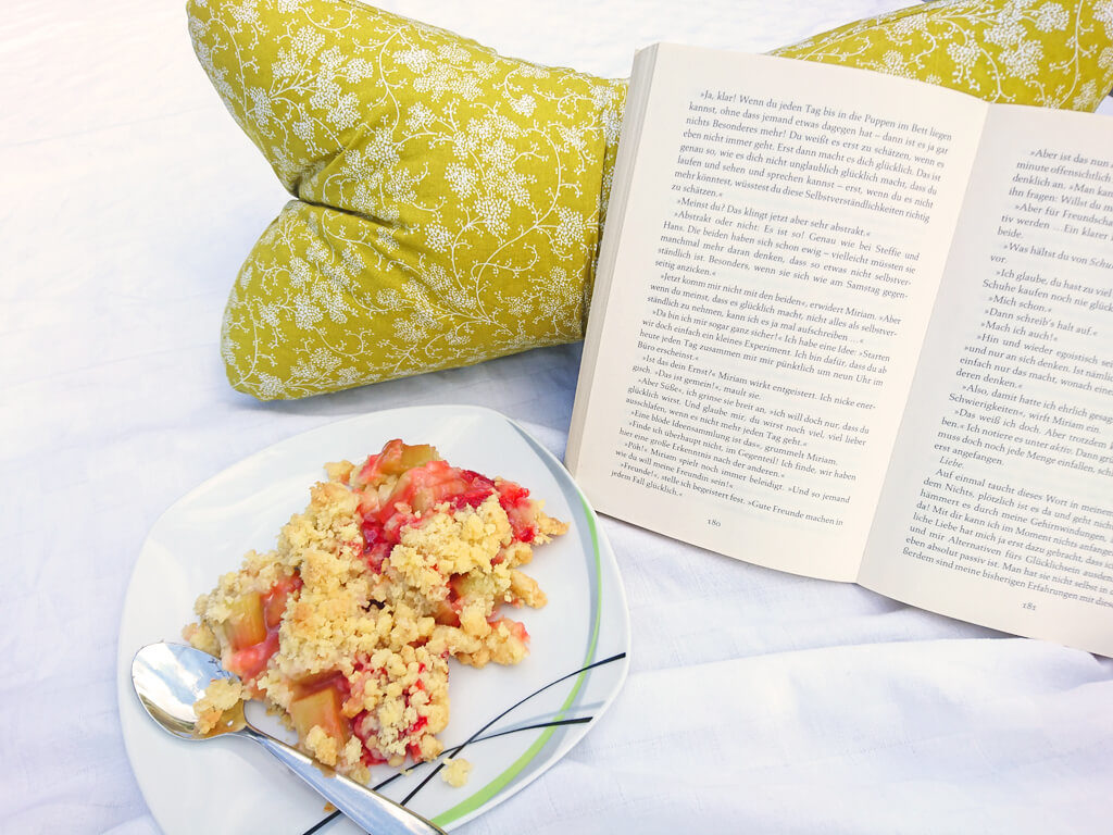 erdbeer-rhabarber-crumble-mit-leseknochen