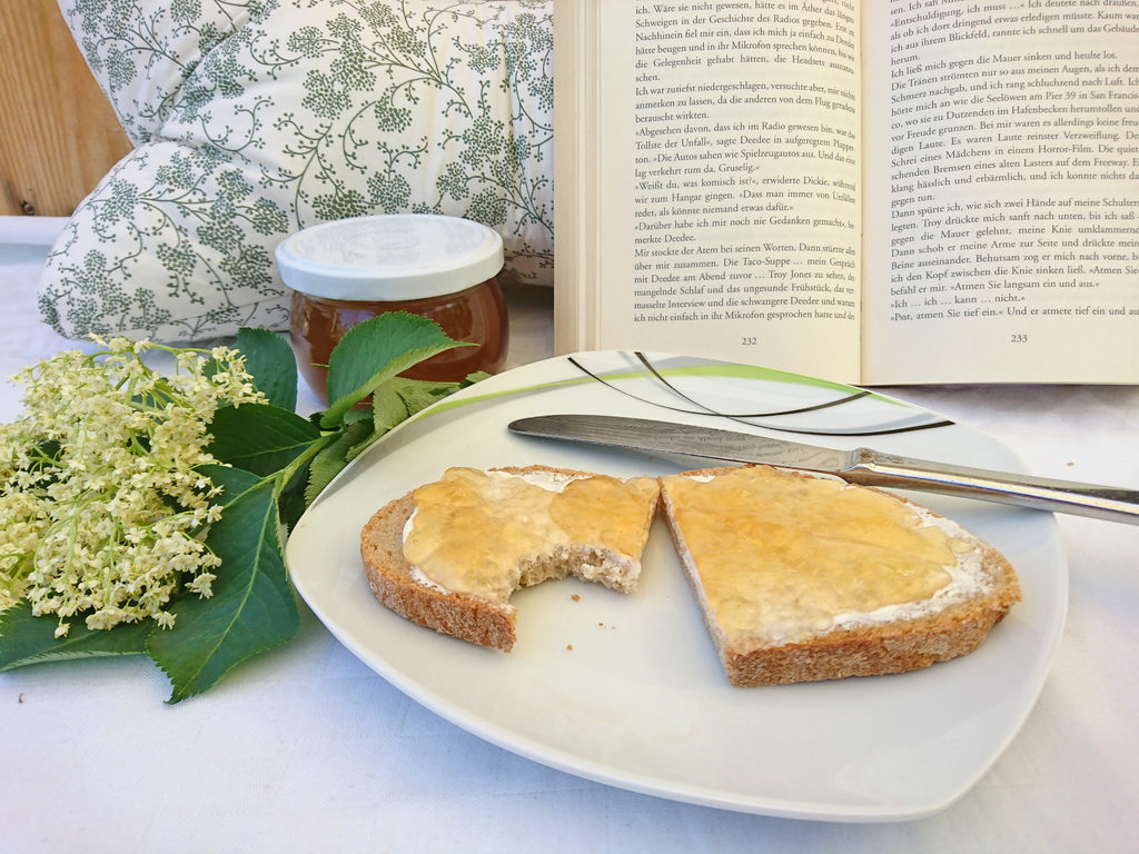 Holunderblütengelee aufs Brot