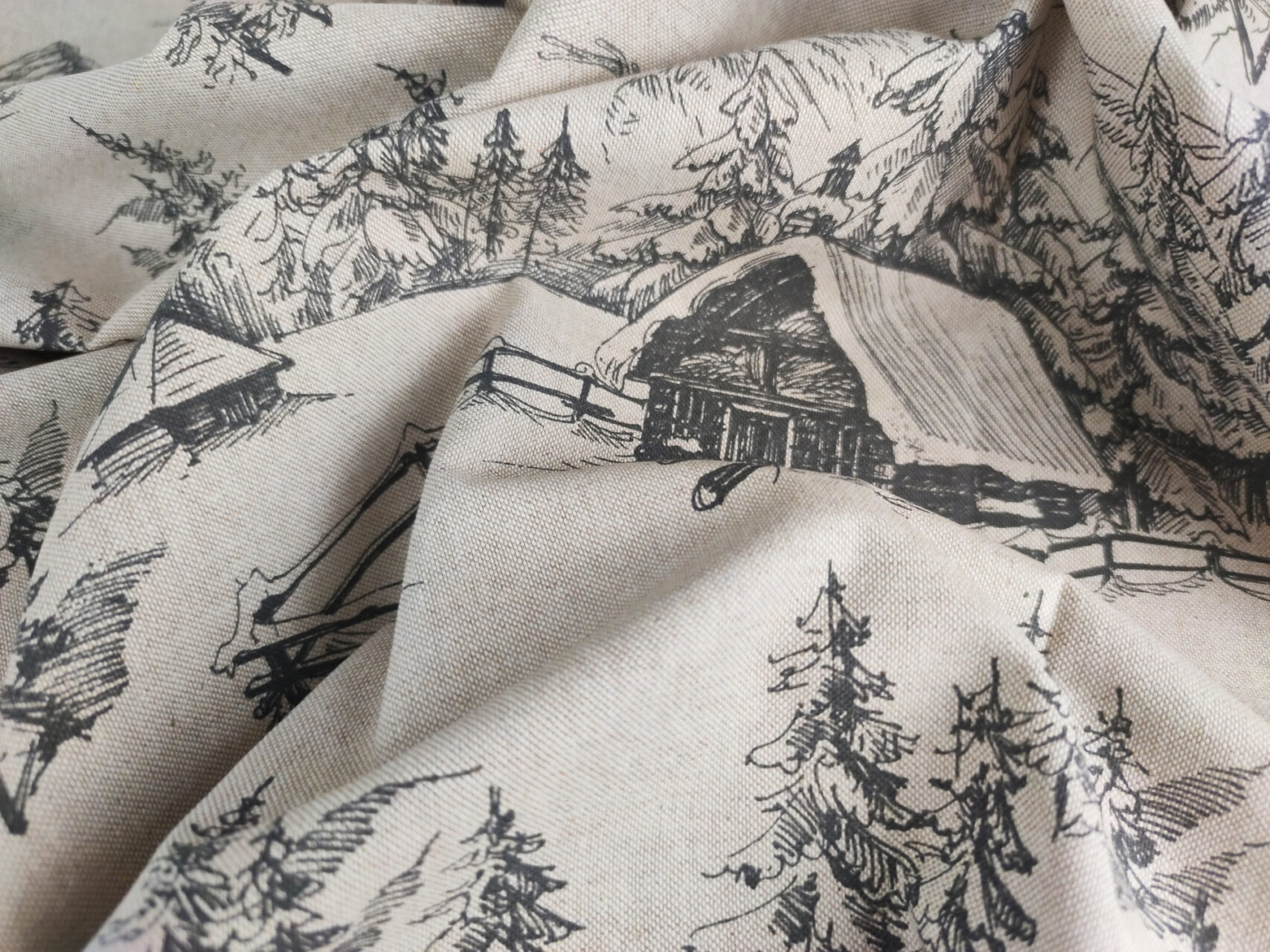 Stoffdetail-Berghütte-im-Winterwald-1a
