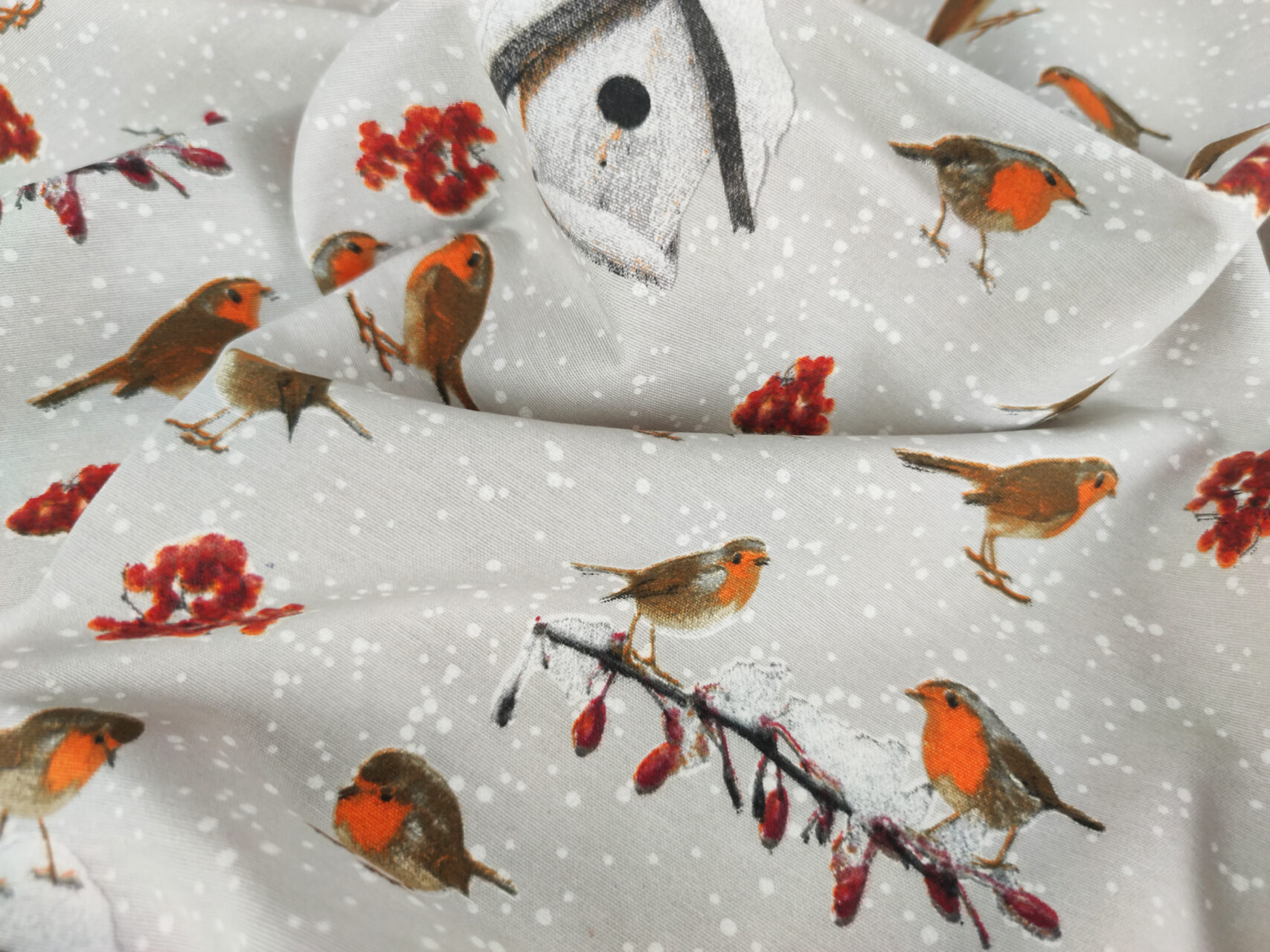 Stoffdetail-Winter-Rotkehlchen-grau