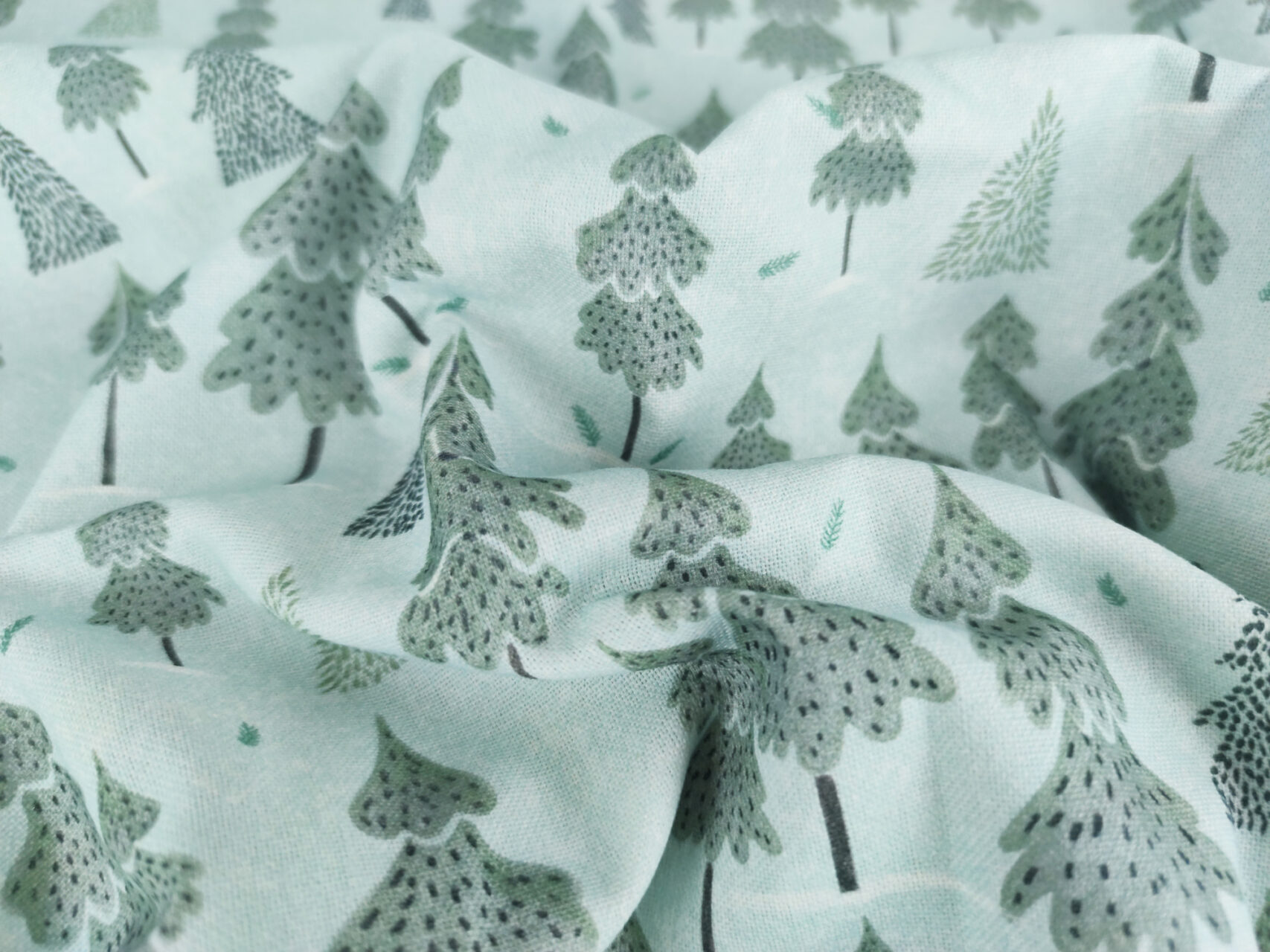 Stoffdetail-Winterwald-hellblau-Tannenbäume