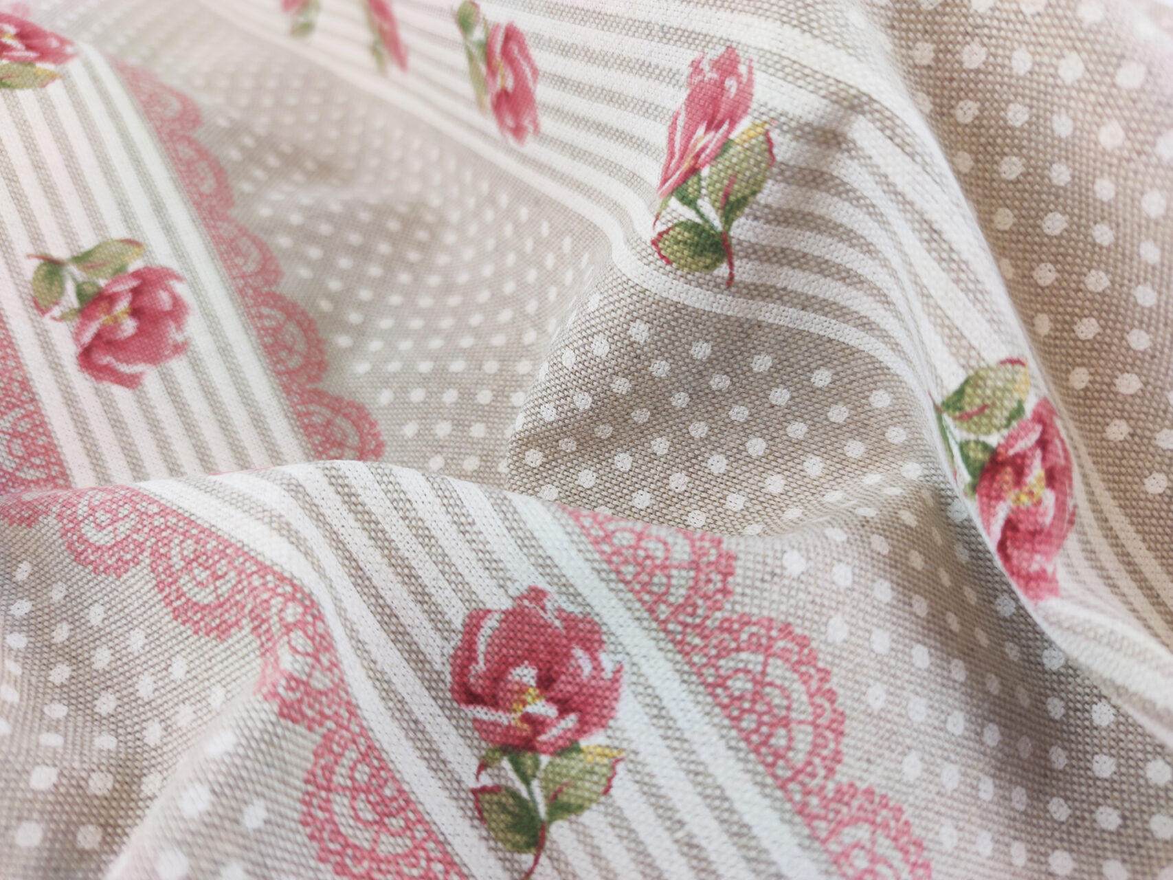 Stoffdetail Leseknochen-Rosen-auf-Streifen
