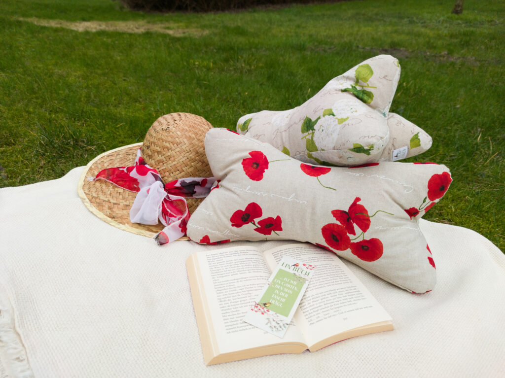 Leseknochen Roter Mohn und Leseknochen Hortensie auf Picknickdecke