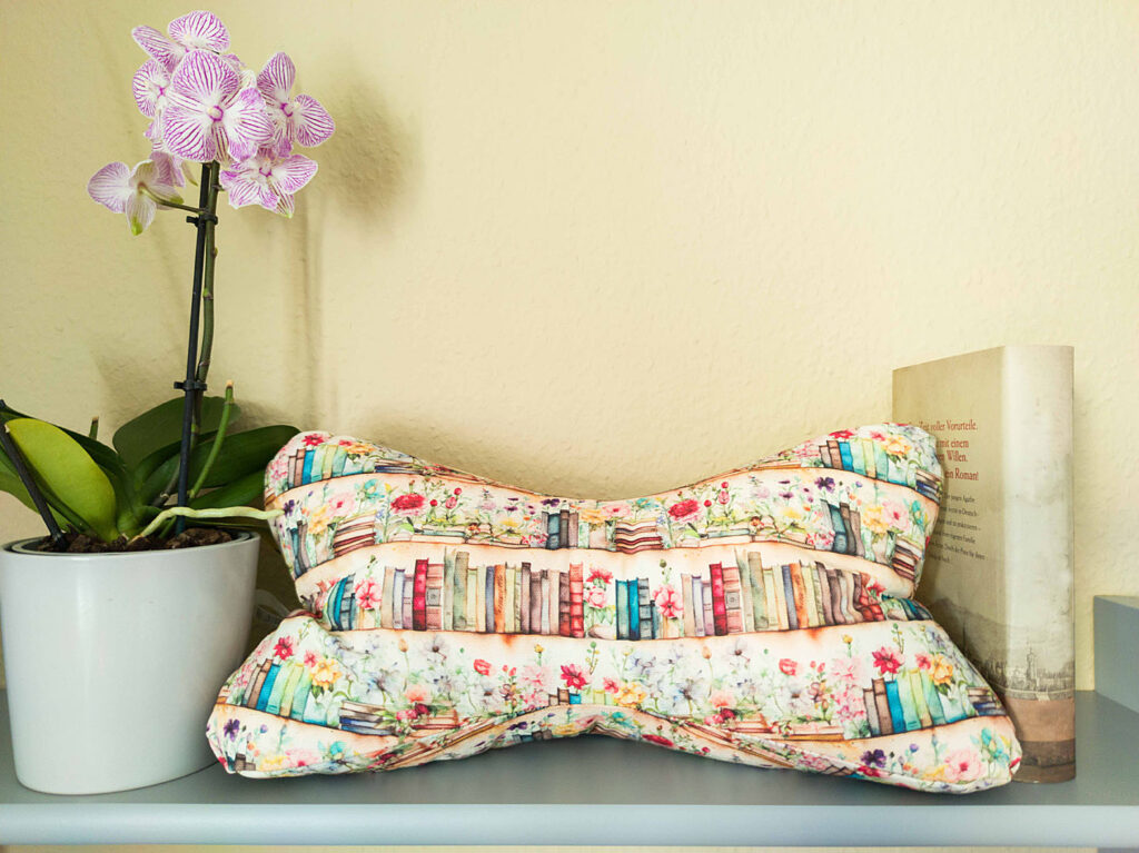 Leseknochen Bücherregal floral