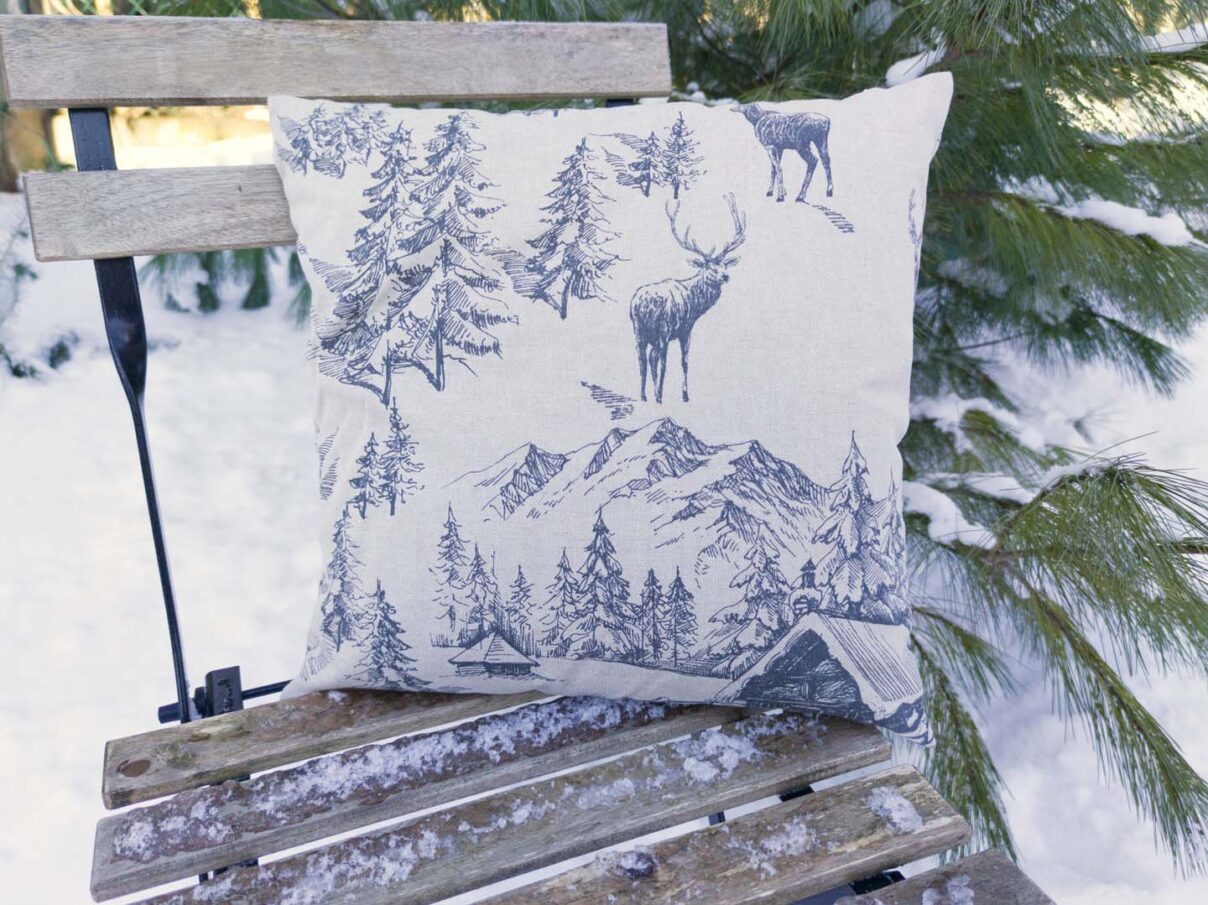 Kissenbezug 40x40cm – Berghütte im Winterwald