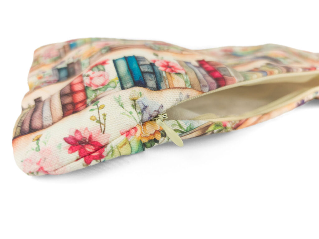 Leseknochenbezug im Design Bücherregal floral – handgefertigt in apricot, rot, blau