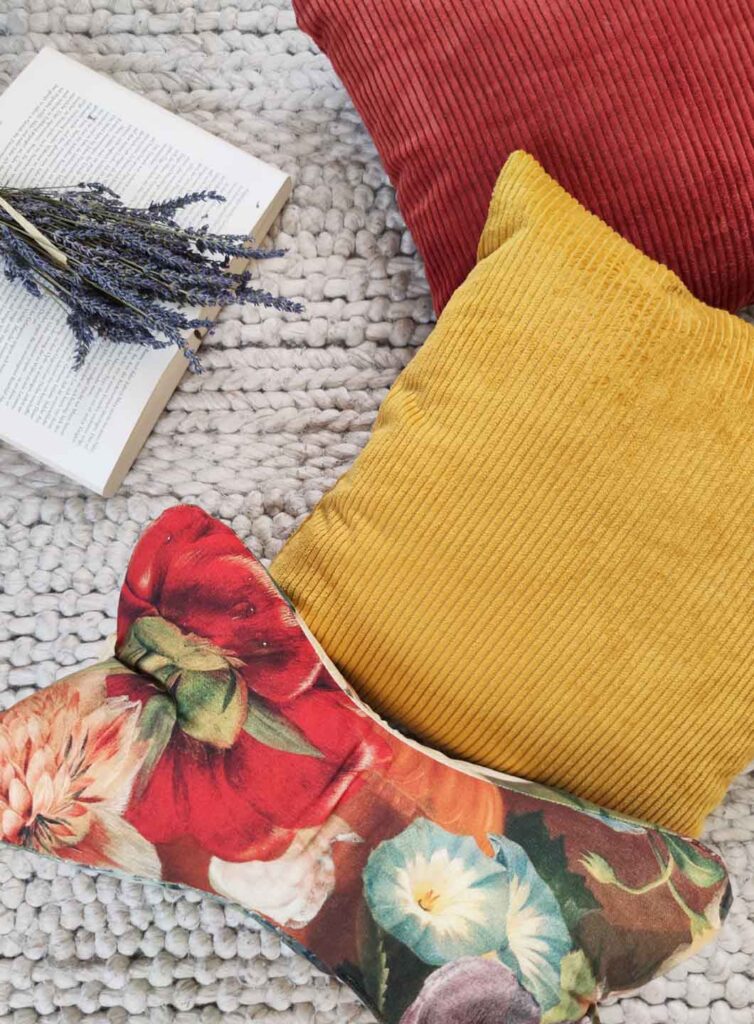 Breitcordkissen-in-senfgelb-Leseknochen-Bunt