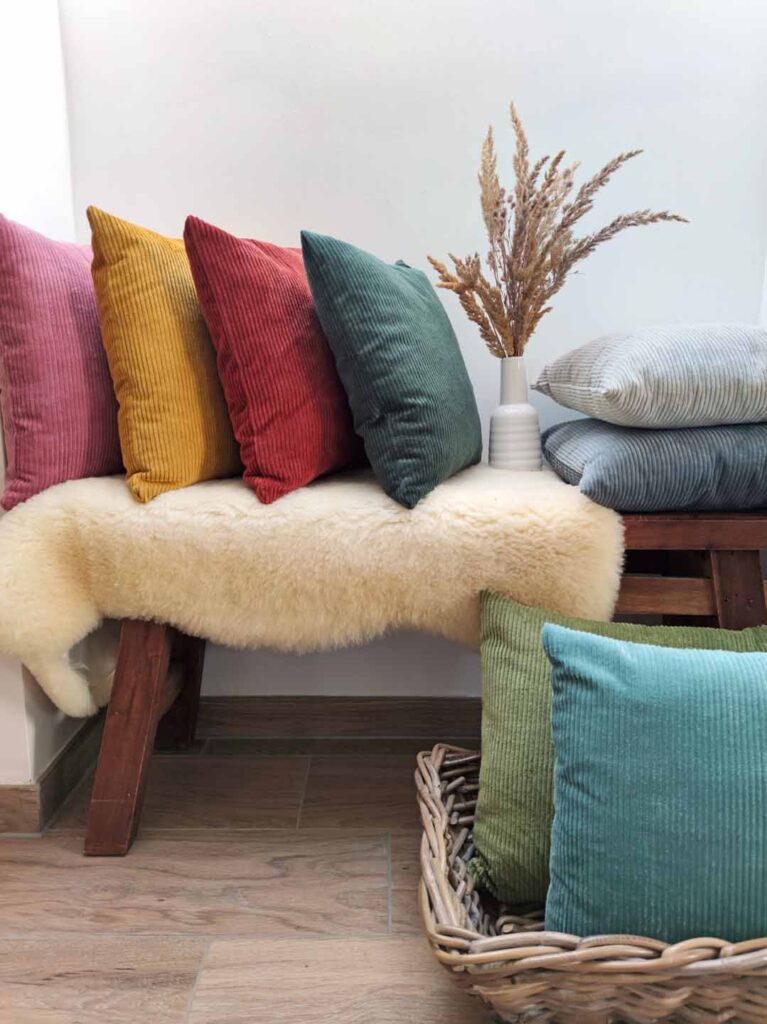 Viele-Breitcordkissen-auf-einer-Bank