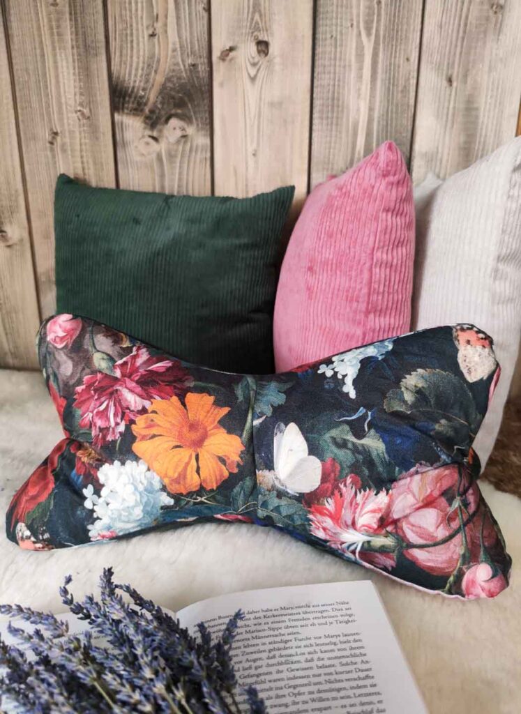 Breitcordkissen-und-Leseknochen-mit-Blumen