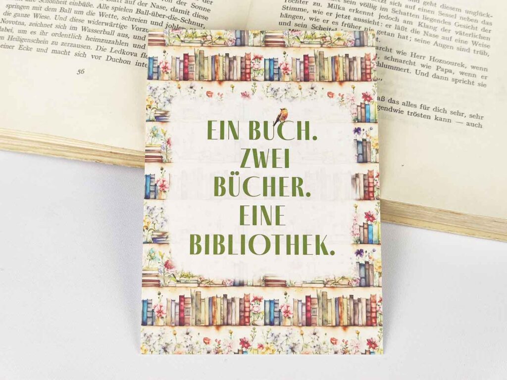 Postkarte mit Spruch „Ein Buch. Zwei Bücher. Eine Bibliothek.“ (Hochformat)