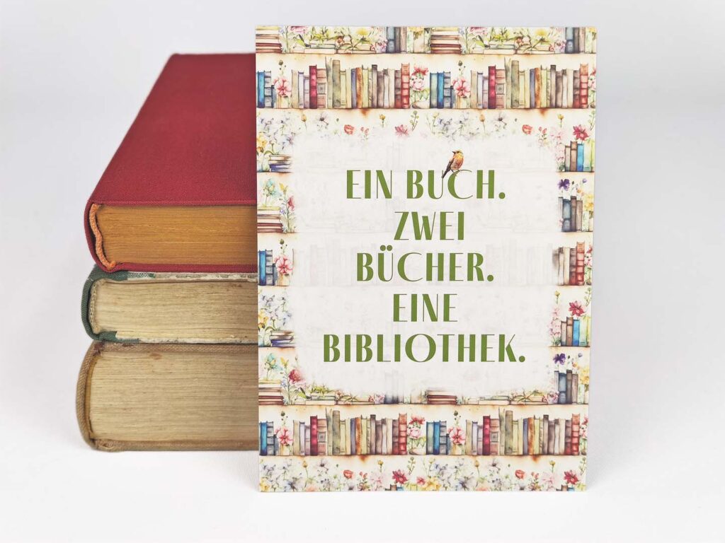 Postkarte mit Spruch „Ein Buch. Zwei Bücher. Eine Bibliothek.“ (Hochformat)