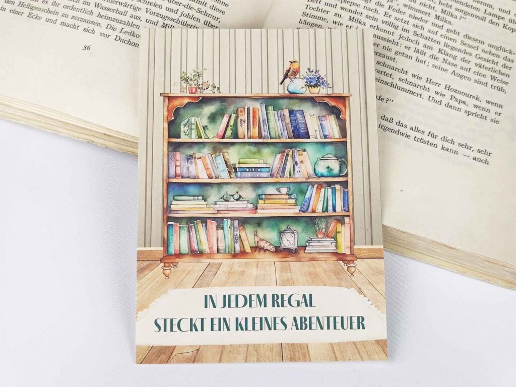 Postkarte mit Spruch „In jedem Regal steckt ein kleines Abenteuer.“ (Hochformat)