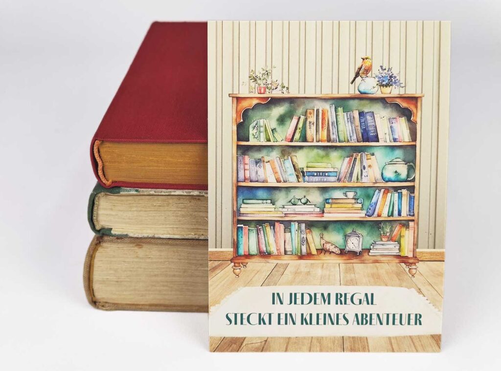 Postkarte mit Spruch „In jedem Regal steckt ein kleines Abenteuer.“ (Hochformat)
