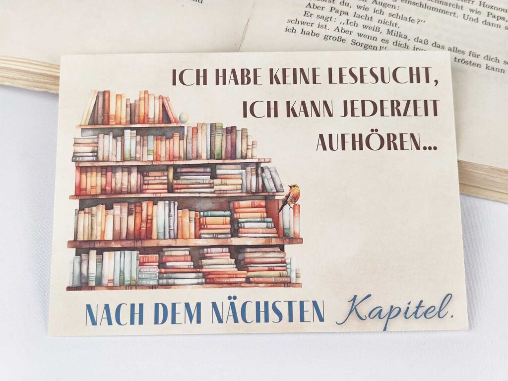 Postkarte mit Spruch „Ich habe keine Lesesucht, ich kann jederzeit aufhören… nach dem nächsten Kapitel.“ (Querformat)