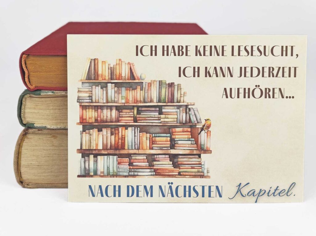 Postkarte mit Spruch „Ich habe keine Lesesucht, ich kann jederzeit aufhören… nach dem nächsten Kapitel.“ (Querformat)