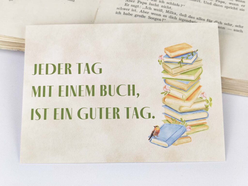 Postkarte mit Spruch „Jeder Tag mit einem Buch, ist ein guter Tag.“ (Querformat)