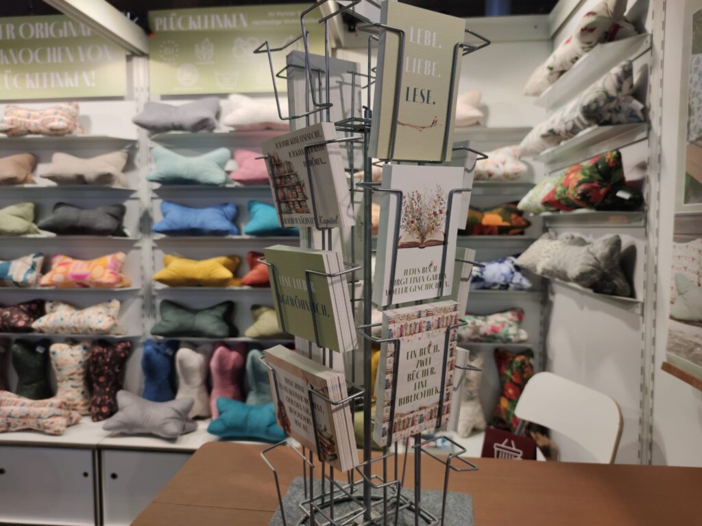 Mehr über den Artikel erfahren Plückefinken auf der Frankfurter Buchmesse: Ein Rückblick voller Lieblingsstücke, Begegnungen und WOW-Momente