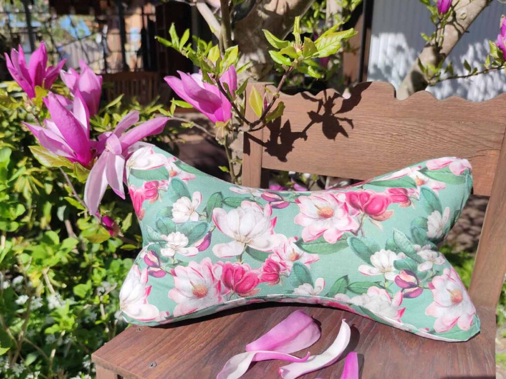 Leseknochen Blumenmuster Magnolie Frühling Garten lesen