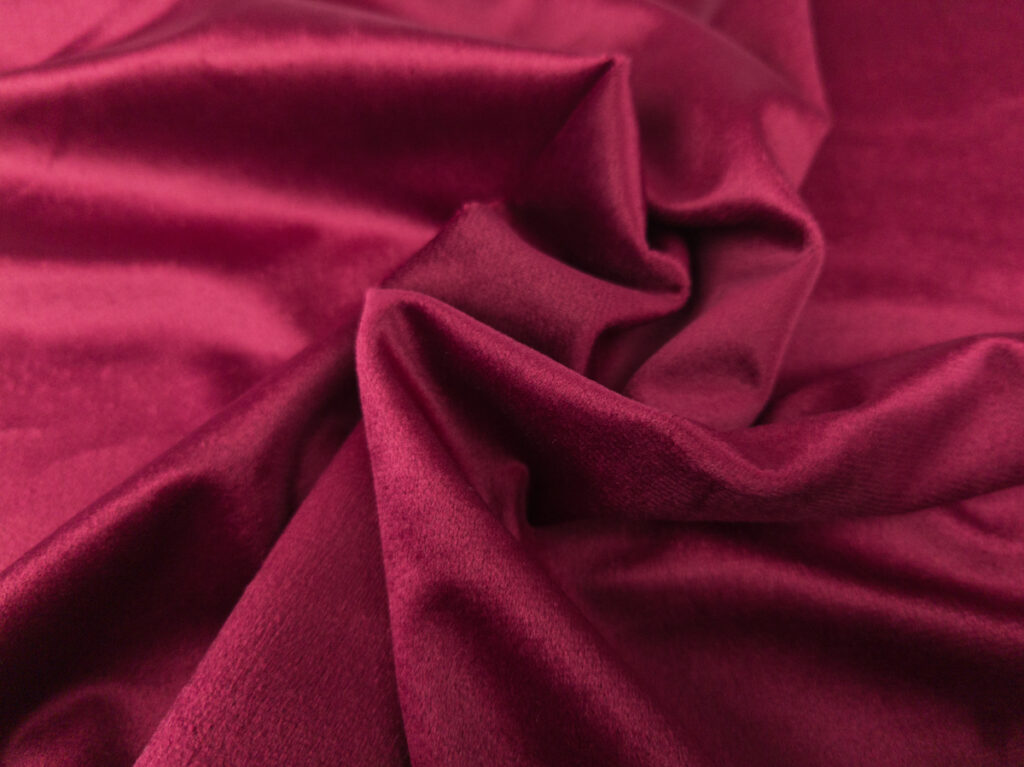 Stoffstruktur Samt bordeauxrot Nahaufnahme Polyester-Samt mit weicher Oberfläche